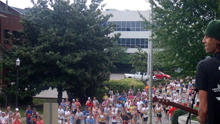 Criss plays acoustic at music city marathon